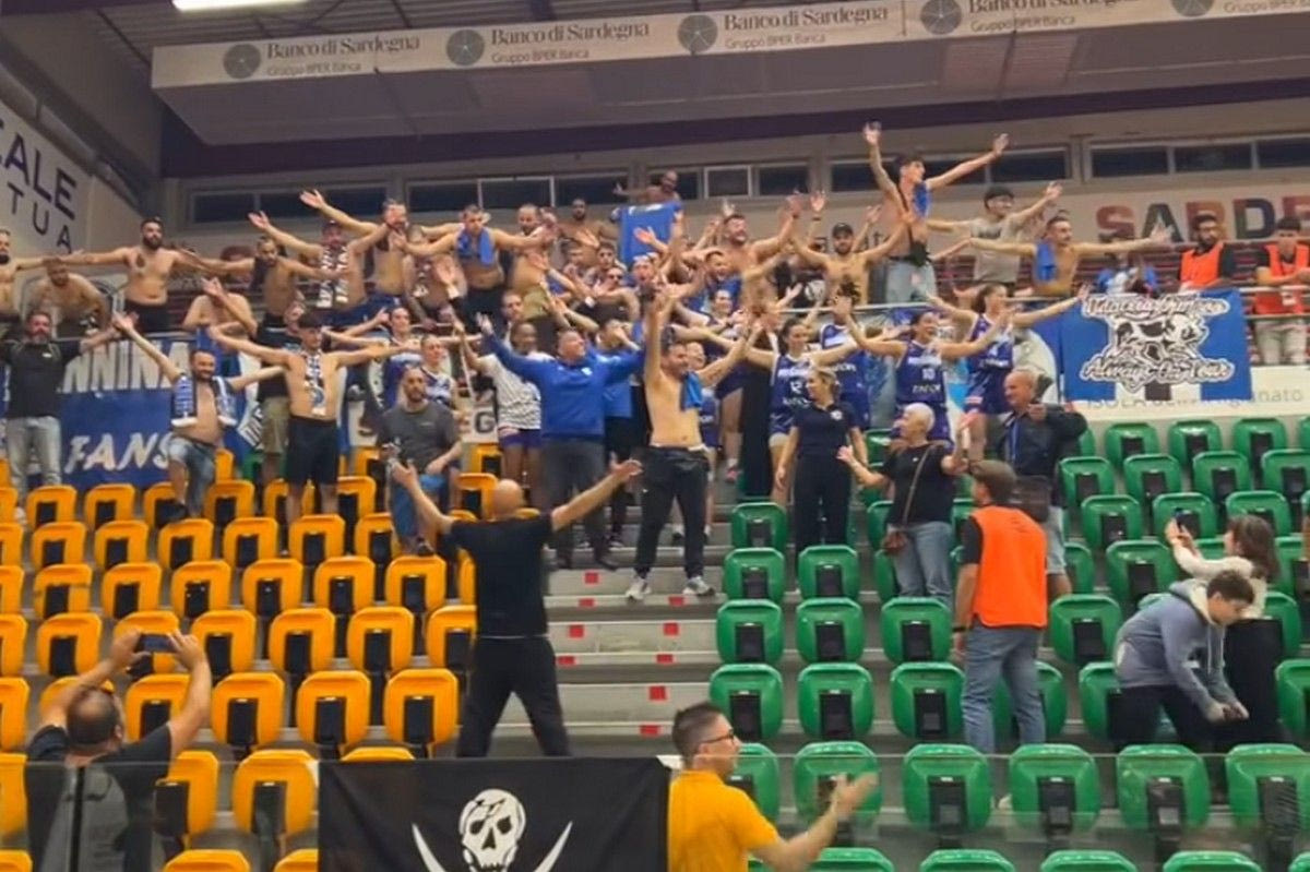 Οι μπασκετμπολίστριες του ΠΑΣ Γιάννινα ανέβηκαν στην εξέδρα και έκαναν “χέρια” με τους οπαδούς και τις παίκτριες της Σάσαρι