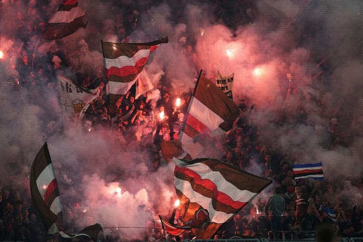 Bundesliga: Έξαλλοι οι οπαδοί της Ζανκτ Πάουλι, επειδή η ομάδα τους ταξίδεψε με αεροπλάνο