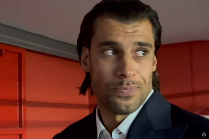 Ολυμπιακός: Η συγκίνηση στα μάτια του Γιώργου Πρίντεζη στο άκουσμα της “Φραγκοσυριανής” και της “Θάλασσας του Πειραιά”