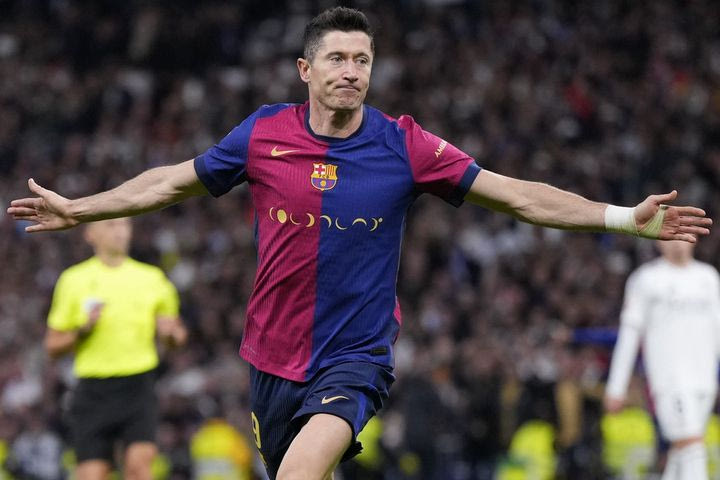 Λεβαντόβσκι: Ο όρος της αυτόματης παραμονής του στην Μπαρτσελόνα μέχρι το 2026 και οι δύο βασικοί μελλοντικοί αντικαταστάτες του