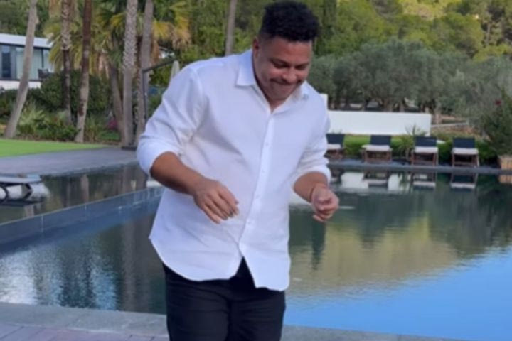 Ρονάλντο: Το “φαινόμενο” χόρεψε ξέφρενα μπροστά στην πισίνα, γιορτάζοντας τα 48 του