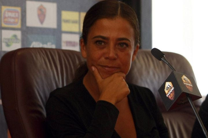 Ροζέλα Σένσι για Λίνα Σουλούκου: “Έζησα υπό προστασία και δεν το εύχομαι σε κανέναν, εκφράζω την αλληλεγγύη μου στην CEO της Ρόμα”