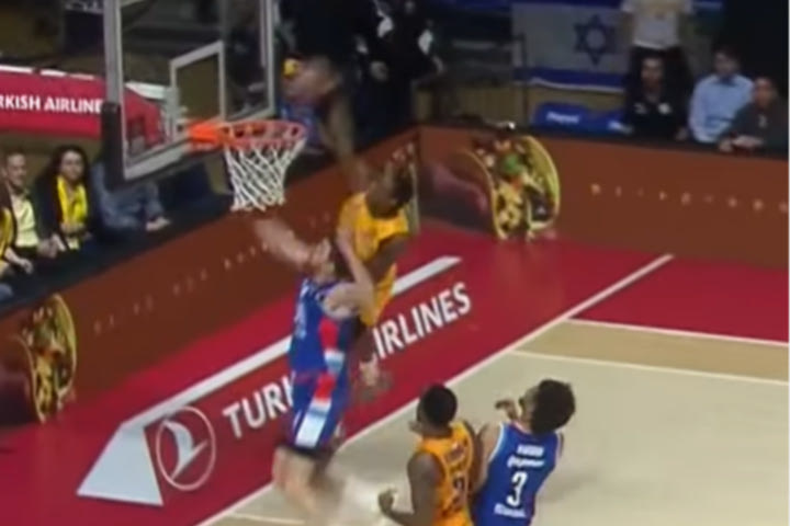Μακάμπι – Εφές: Ο Σέιμπεν Λι συστήθηκε στη EuroLeague με διαστημικό πόστερ κάρφωμα