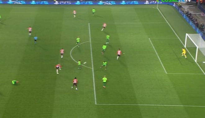 Το υπέροχο γκολ του Σχόουτεν για το 1-0 της Αϊντχόφεν