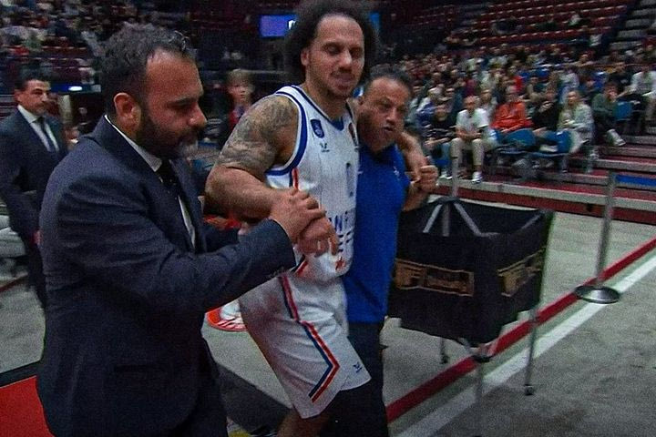 Ο Σέιν Λάρκιν αποχώρησε υποβασταζόμενος από το Αρμάνι Μιλάνο – Αναντολού Εφές