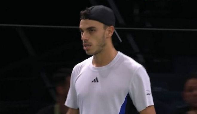 Ο Σερούντολο λύγισε τον Τσιτσιπά στο tie break με 7-1 και πήρε το πρώτο σετ