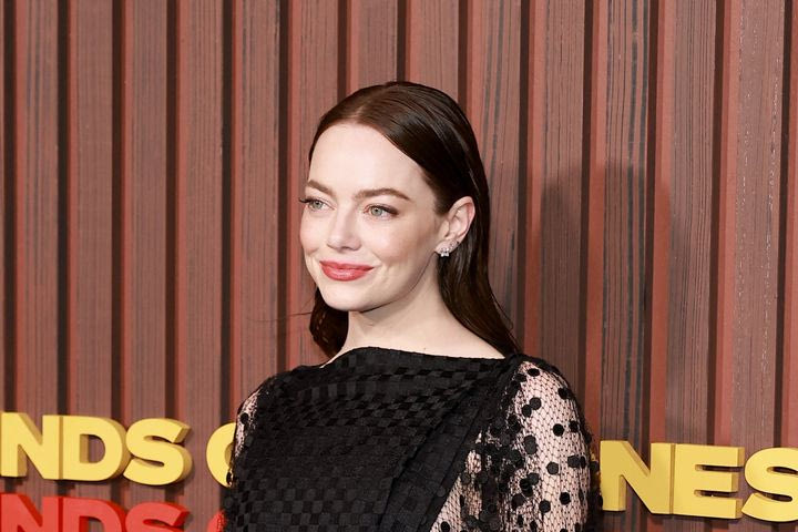 Η Emma Stone με διάφανο φόρεμα δίνει νέα διάσταση στο sexy dressing