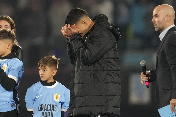 ​Ο Σουάρες έσπασε στο αντίο του στην εθνική Ουρουγουάης, δάκρυσε όλο το Μοντεβιδέο