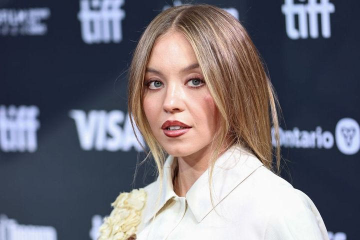Sydney Sweeney: Με καστανά μακριά μαλλιά είναι άλλος άνθρωπος