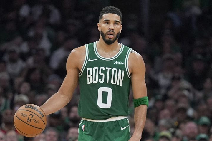 NBA: Χτύπησε στον καρπό ο Τέιτουμ, πρόσκαιρη ανησυχία και τελικά ανακούφιση στους Σέλτικς