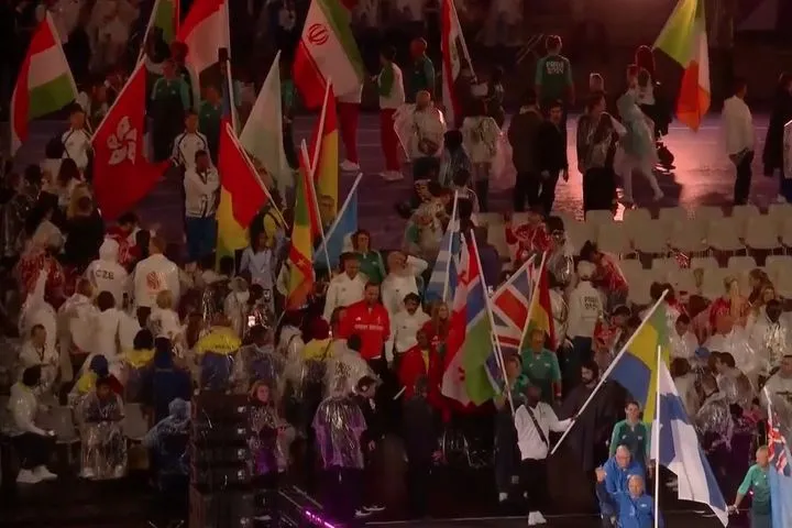 Παραολυμπιακοί Αγώνες: Συγκίνηση στην είσοδο της ελληνικής αποστολής με σημαιοφόρους Τσαπατάκη – Σταματοπούλου