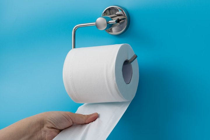 Από πάνω ή από κάτω; Ο σωστός τρόπος να ξετυλίγεις το χαρτί υγείας σύμφωνα με τους ειδικούς