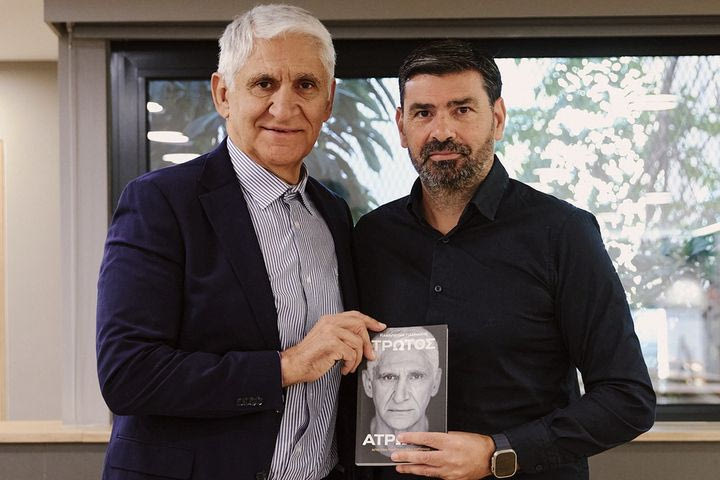 “Τρωτός Άτρωτος”: Οι Παναγιώτης Γιαννάκης και Παντελής Βλαχόπουλος υπέγραψαν αντίτυπα της αυτοβιογραφίας του “Δράκου”