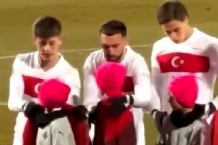 Οι παίκτες της εθνικής Τουρκίας φόρεσαν τα μπουφάν τους στα παιδιά – μασκότ γιατί δεν άντεχαν το κρύο