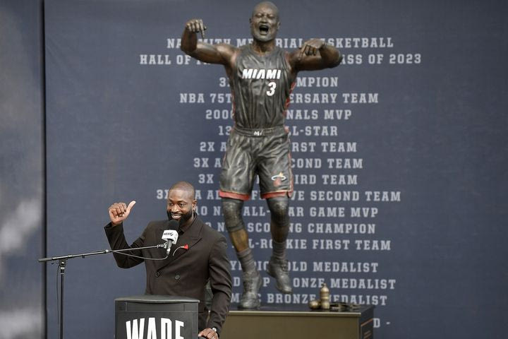 NBA: Ο Ντουέιν Γουέιντ δεν πίστεψε στα μάτια του όταν είδε το άγαλμα των Μαϊάμι Χιτ προς τιμήν του