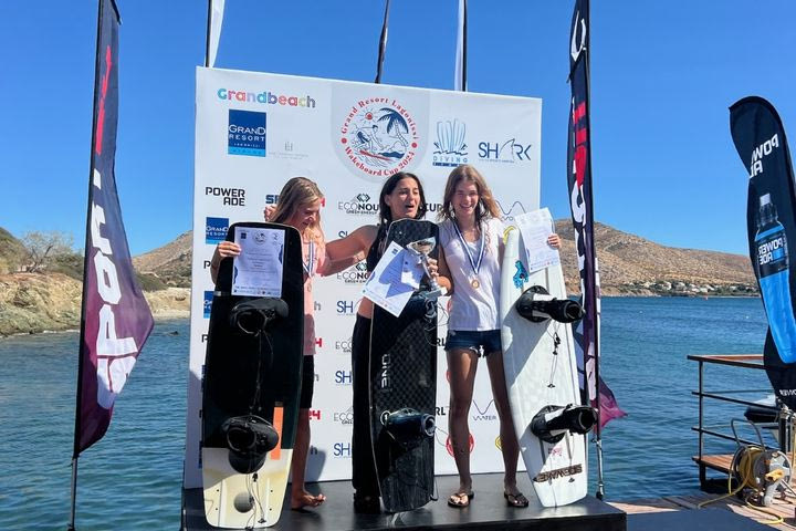 Εντυπωσιακές επιδόσεις και θέαμα στο “Grand Resort Lagonissi Wakeboard Cup 2024”