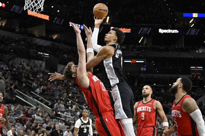 NBA: Οι Ρόκετς προσγείωσαν τον Γουεμπανιαμά και άλωσαν με 106-101 το Σαν Αντόνιο