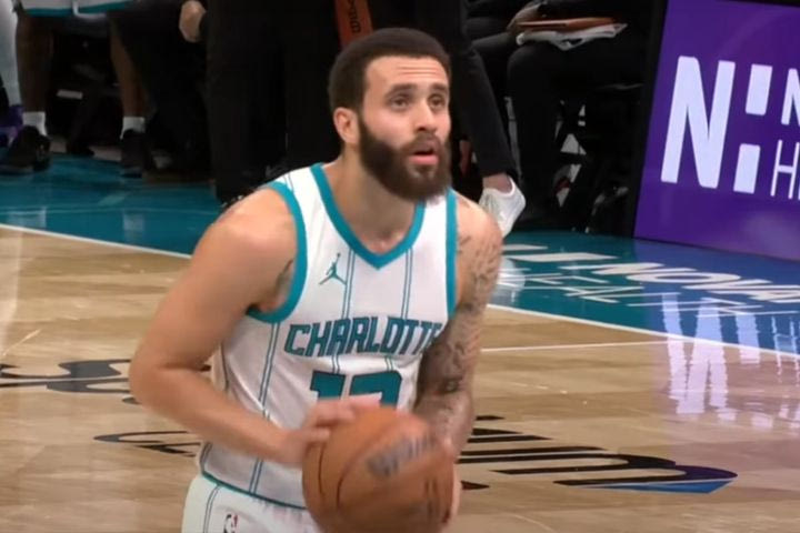 NBA: Ο Ουάσινγκτον είχε την ευκαιρία να δώσει το προβάδισμα στους Χόρνετς 1.7″ πριν το φινάλε του ματς με τους Νικς, όμως αστόχησε σε τρεις βολές