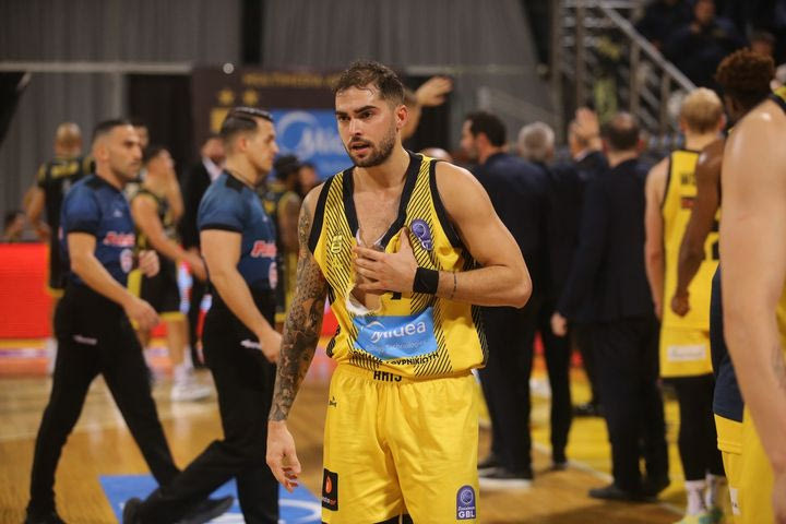 Άρης – Μαρούσι: Ο Τολιόπουλος έσκισε τη φανέλα του, μετά το χαμένο σουτ νίκης