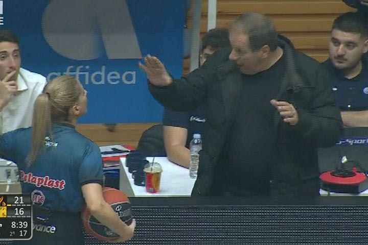 Νέα διακοπή στο Προμηθέας – ΑΕΚ, οι διαιτητές ζήτησαν την απομάκρυνση ανθρώπου των κιτρινόμαυρων, έφτασε μέχρι τη γραμματεία ο Μάκης Αγγελόπουλος