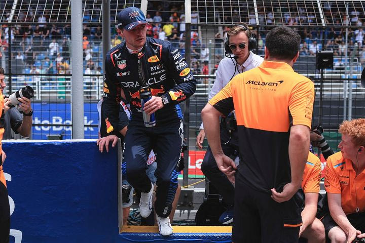 Νέα ποινή στον Φερστάπεν, έπεσε στην 4η θέση του Sprint της Βραζιλίας και έχασε έναν βαθμό