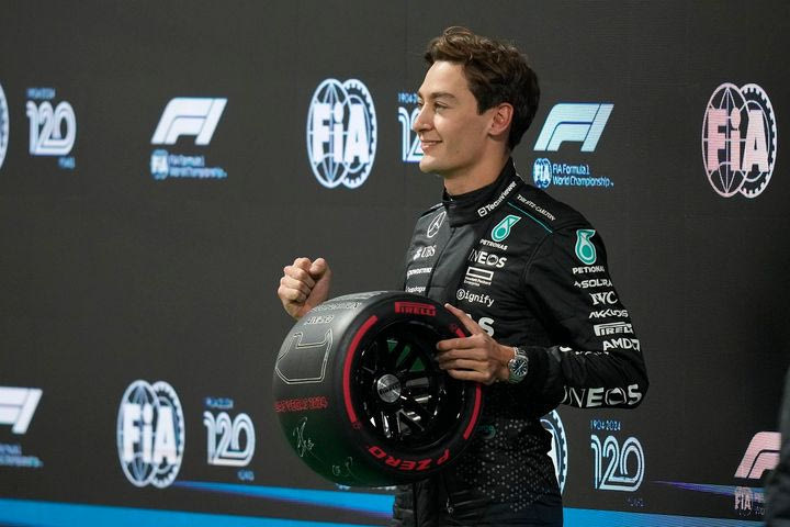 Ο Ράσελ γλίτωσε από μια επαφή στον τοίχο πριν κερδίσει την πολ ποζίσιον στο Λας Βέγκας