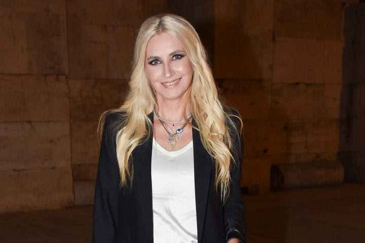 Λένα Αρώνη: Με τις 3 κόρες της σε θεατρική πρεμιέρα. Γέμισε η οθόνη μας ομορφιά