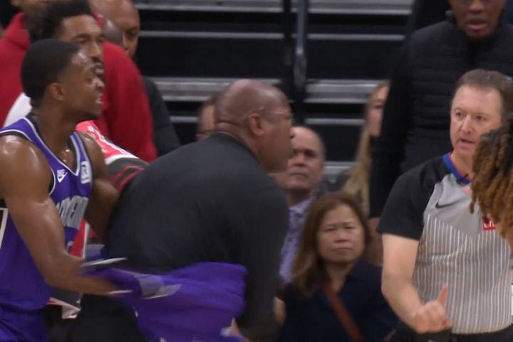 NBA: Απίθανο ξέσπασμα του Μάικ Μπράουν, κυνήγησε έξαλλος τον διαιτητή και τιμωρήθηκε με τεχνική ποινή