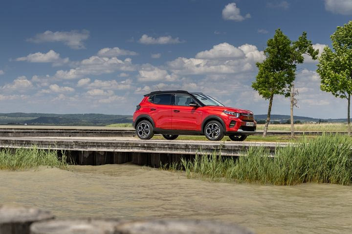 Για όσους σκέφτονται την αγορά ιδιαίτερα ικανού ηλεκτρικού, η Citroen με το νέο e-C3 έχει πολύ καλά νέα