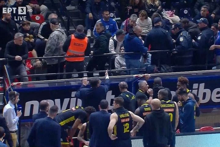 Ένταση στο 37′ του αγώνα Πανιώνιος – Άρης, πάνω από τον πάγκο των φιλοξενούμενων
