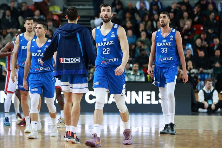 Η οδύσσεια της Εθνικής συνεχίστηκε και μετά τα μεσάνυχτα: Καθηλωμένη στο “Ελ. Βενιζέλος” λόγω της κακοκαιρίας