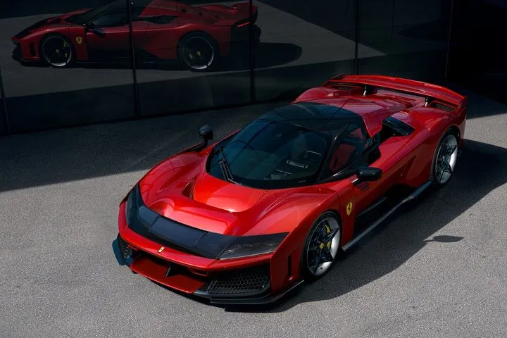 Οι Λεκλέρ και Σάινθ οδηγούν τo “φαντασμαγορικό τέρας” Ferrari F80 -Δείτε το VIDEO