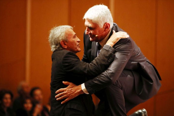 Η αγκαλιά του Παναγιώτη Γιαννάκη με τον Γιώργο Νταλάρα μετά από το “Αγριολούλουδο”