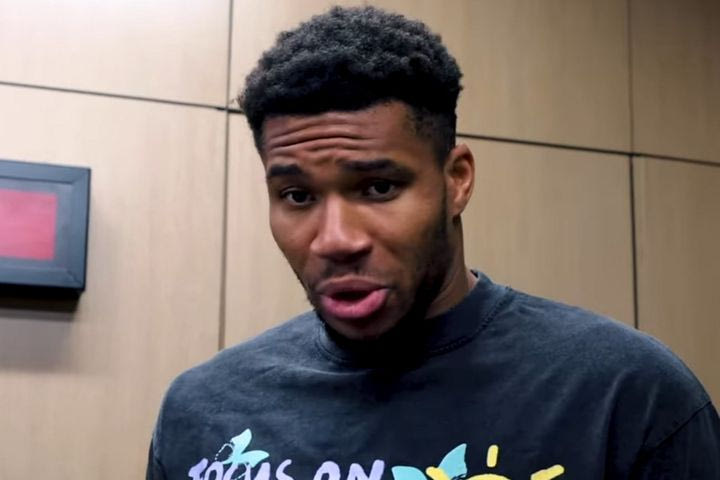 NBA, Γιάννης Αντετοκούνμπο: “Ο πατέρας μου συνήθιζε να λέει: Γιατί κλαις αν δεν πρόκειται να τα παρατήσεις. Και δεν πρόκειται να τα παρατήσω”