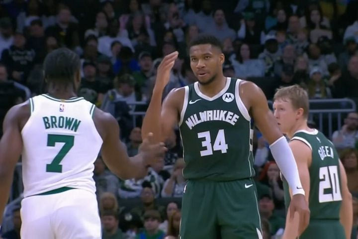 NBA: Ο Γιάννης Αντετοκούνμπο έδωσε το χέρι στον Μπράουν και μετά το πήρε πίσω, με τον σταρ των Σέλτικς να τον αποκαλεί “παιδί”