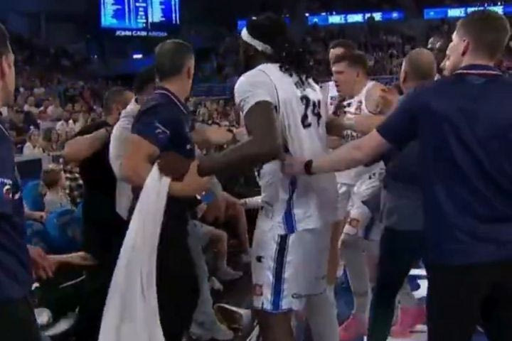 Χαμός στην Αυστραλία: Ο Χάρελ αποβλήθηκε και στη συνέχεια έσπρωξε οπαδό στα court seats για να υπερασπιστεί συμπαίκτη του