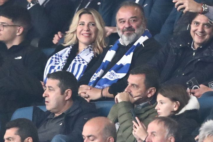 Ελλάδα – Αγγλία: Με κασκόλ της εθνικής ο Μάριος Ηλιόπουλος στο ΟΑΚΑ για το μεγάλο ματς της Εθνικής
