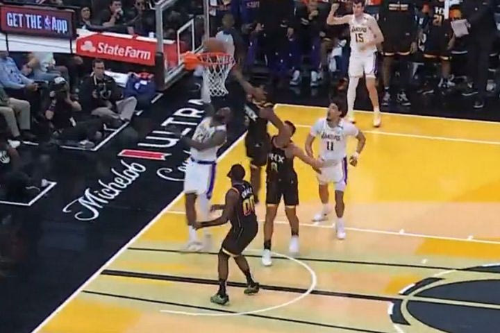 NBA: Ο Μπιλ κατέβασε τον ΛεΜπρόν με απίθανη τάπα στο ματς των Σανς με τους Λέικερς