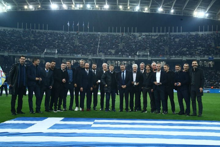 Ελλάδα – Αγγλία: Οι Legends 2004 και ο Ρεχάγκελ βραβεύτηκαν εν μέσω αποθέωσης στο κατάμεστο ΟΑΚΑ