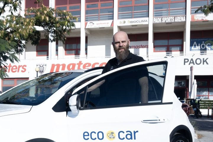 Αυτό είναι το ηλεκτρικό αυτοκίνητο του προπονητή της ομάδας μπάσκετ του ΠΑΟΚ, Μάσιμο Καντσελιέρι