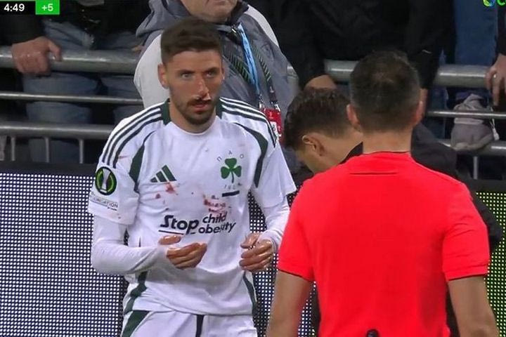 Παναθηναϊκός: “Ο Μλαντένοβιτς δέχθηκε αγκωνιά μπροστά στον βοηθό, όχι κόκκινη ούτε φάουλ δε δίνει ο διαιτητής