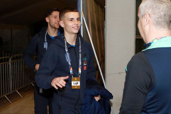 Ελλάδα – Αγγλία: Με χαμόγελα η άφιξη της γαλανόλευκης στο ΟΑΚΑ