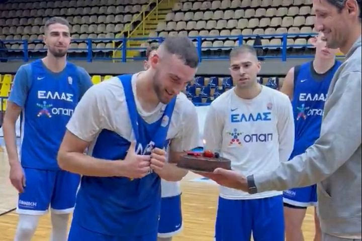 Εθνική ομάδα: Η τούρτα-έκπληξη στον Νετζήπογλου και η αγκαλιά με τον Σπανούλη