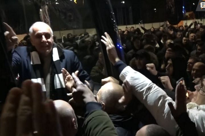Χαμός από τον κόσμο της Παρτίζαν μετά τη νίκη στο σερβικό ντέρμπι, αποθέωση για Ομπράντοβιτς