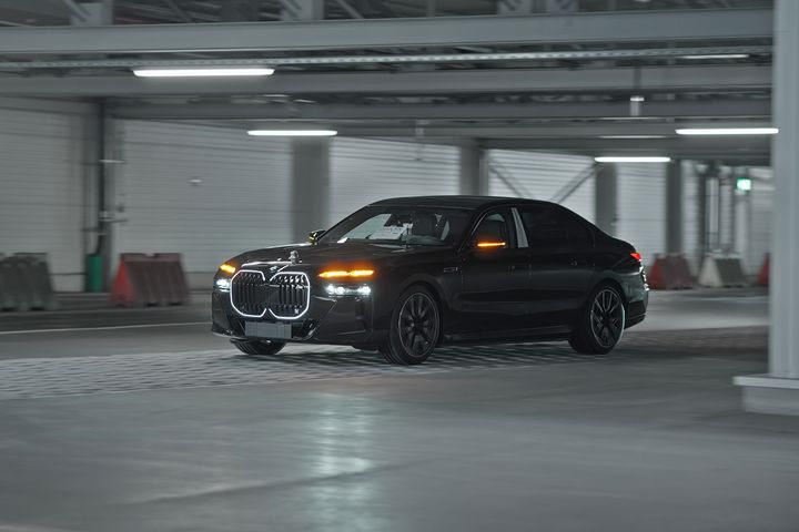 Δες το video με τα αυτοκίνητα των BMW και MINI να κινούνται μόνα τους μέσα στο εργοστάσιο