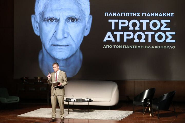 Ο εκδότης της ΔΙΟΠΤΡΑ, Κωνσταντίνος Παπαδόπουλος άνοιξε τη λαμπερή βραδιά της παρουσίασης της αυτοβιογραφίας του Παναγιώτη Γιαννάκη