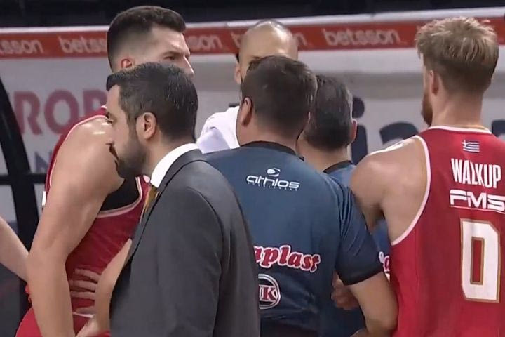 Με ποιον εκνευρίστηκε ο Άλεκ Πίτερς στο φινάλε του ΑΕΚ – Ολυμπιακός