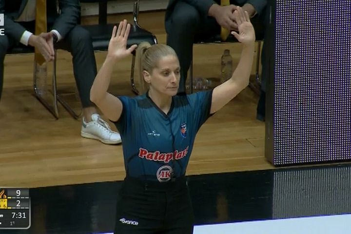 Προειδοποίηση της Τσαρούχα για υβριστικά συνθήματα στο Προμηθέας – ΑΕΚ μετά από 2:29 αγώνα, άναψαν καπνογόνο οι οπαδοί των κιτρινόμαυρων