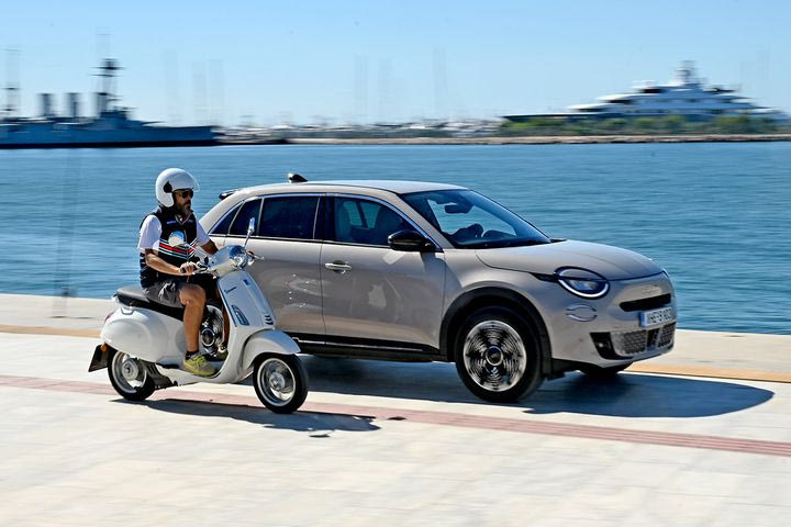 Δοκιμή της ηλεκτρικής Vespa Primavera Elettrica 45 που οδηγείται με δίπλωμα αυτοκινήτου