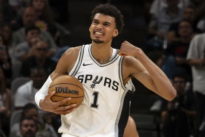 NBA, τα αποτελέσματα της βραδιάς: Απίθανος Γουεμπανιαμά με 30 πόντους και 10 τάπες, άνετα οι Καβαλίερς τους Σίξερς